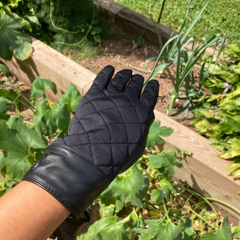 Adrienne Vittadini genuine leather and cashmere lined gloves. - Picture 5 of 9